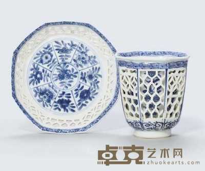 KANGXI (1662-1722) AN UNUSUAL BLUE AND WHITE DOUBLE-WALLED OCTAGONAL BEAKER AND SAUCER 